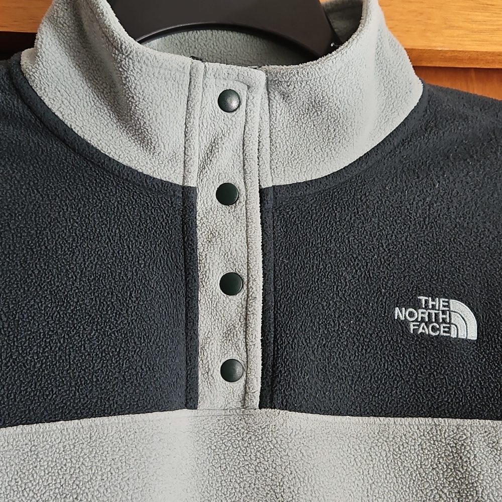 The North Face Pullover Sz Medium